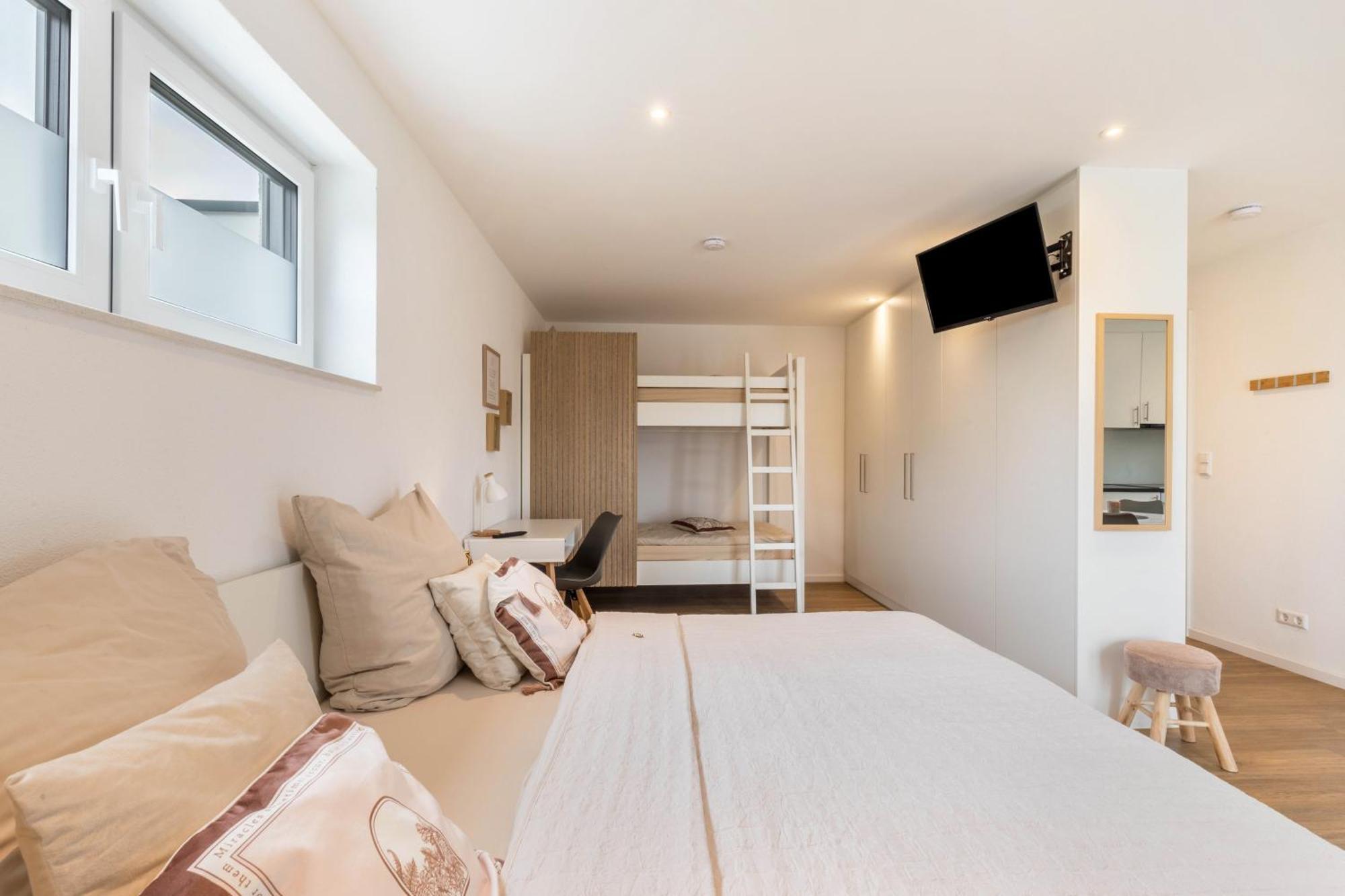 Studio 2 Parkside Apartments 군즈부르크 외부 사진