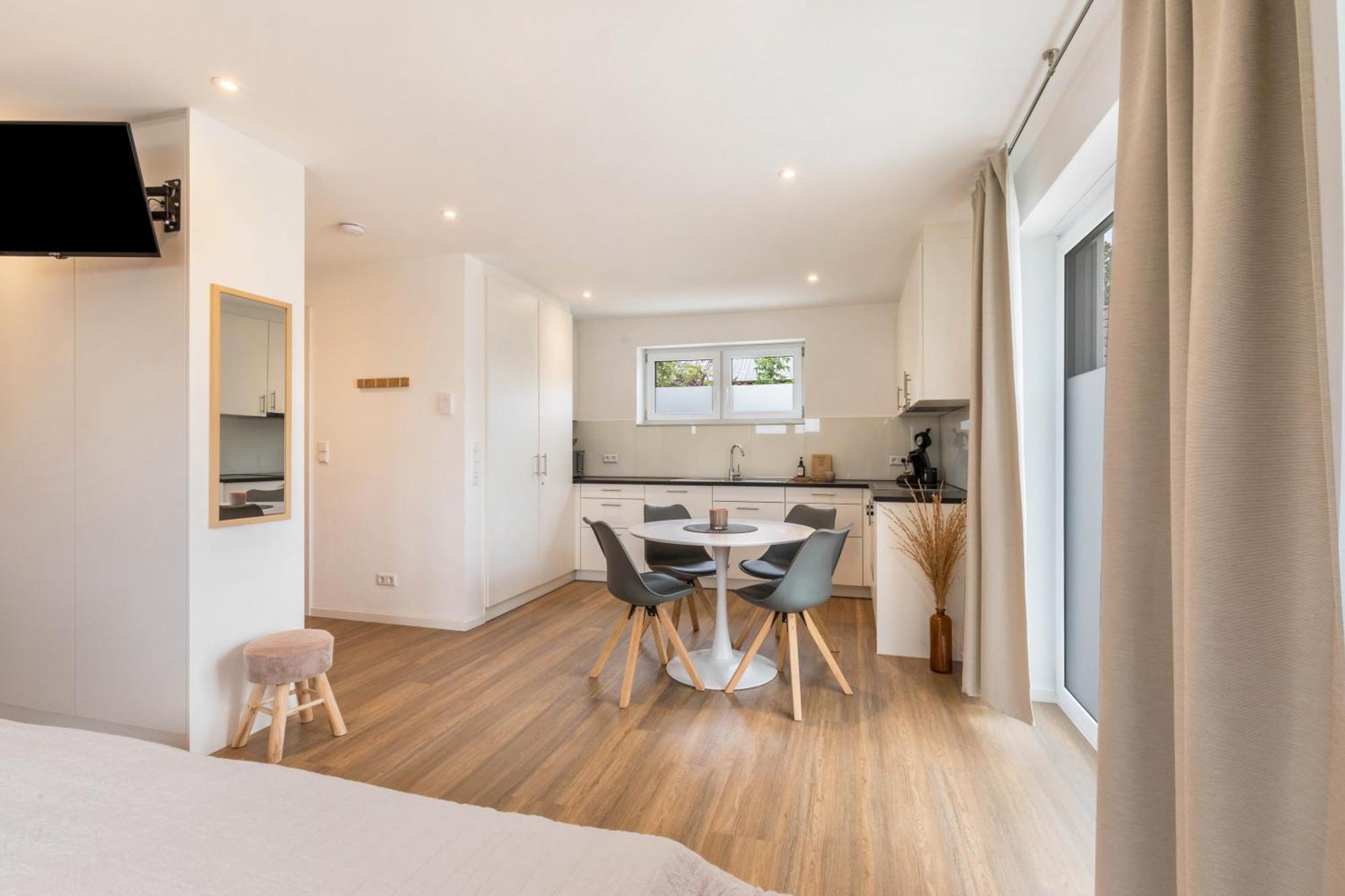Studio 2 Parkside Apartments 군즈부르크 외부 사진